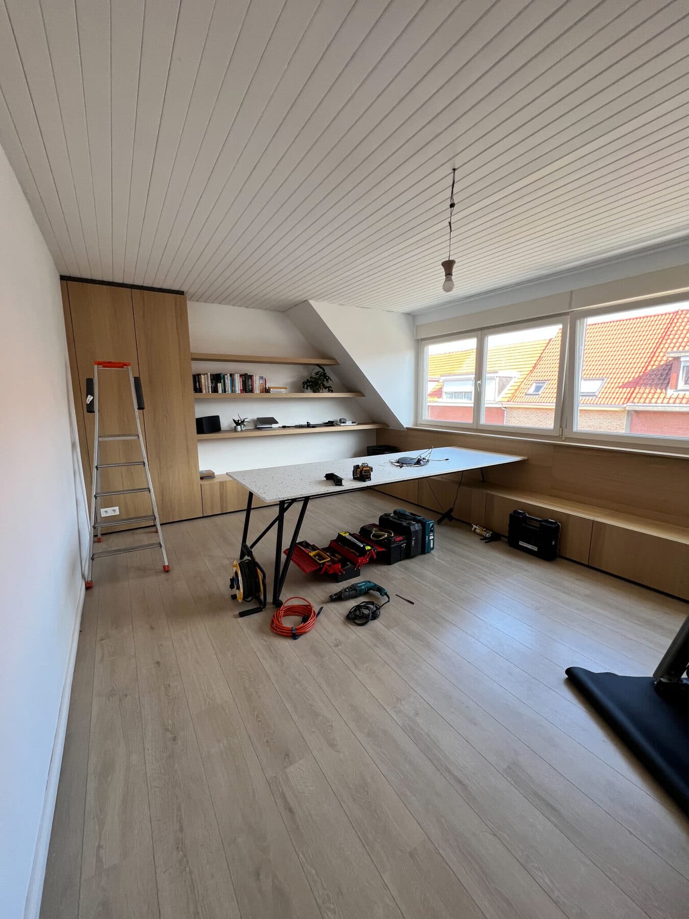 Rénover un plafond en planchettes de bois : peindre ou recouvrir ?