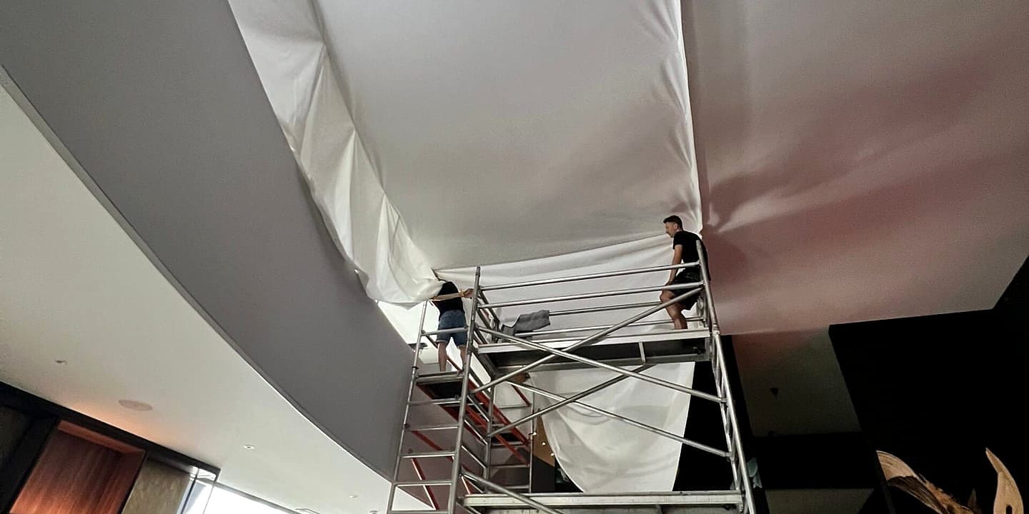 Finir un plafond après isolation : plaque de plâtre ou plafond tendu ?