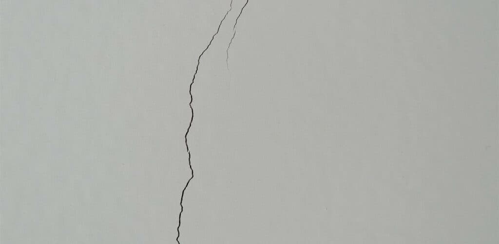 Réparer des fissures au plafond — et les empêcher de revenir