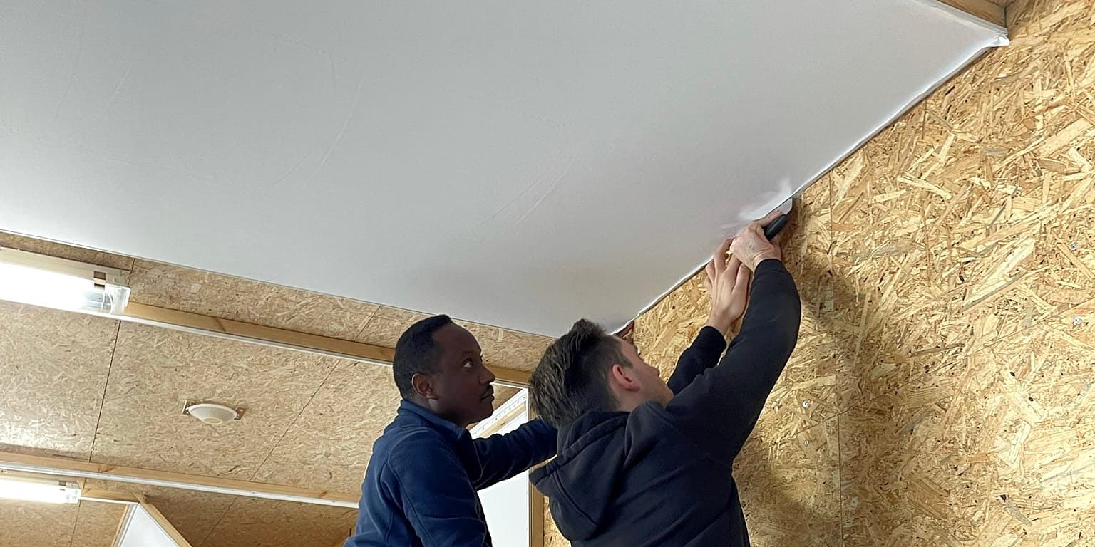 Poser un plafond tendu soi-même : conseils honnêtes