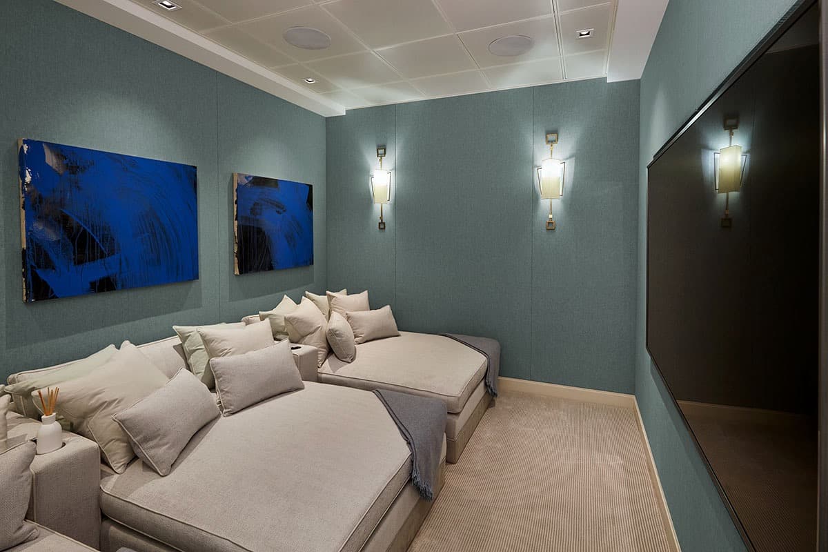 Plafond tendu sombre avec spots dans un home cinéma