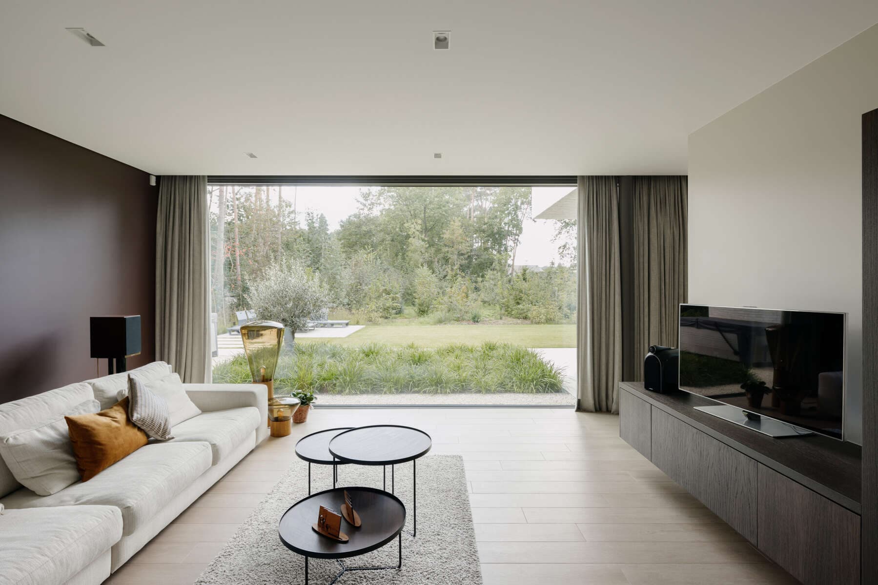Plafond tendu avec éclairage intégré dans un salon