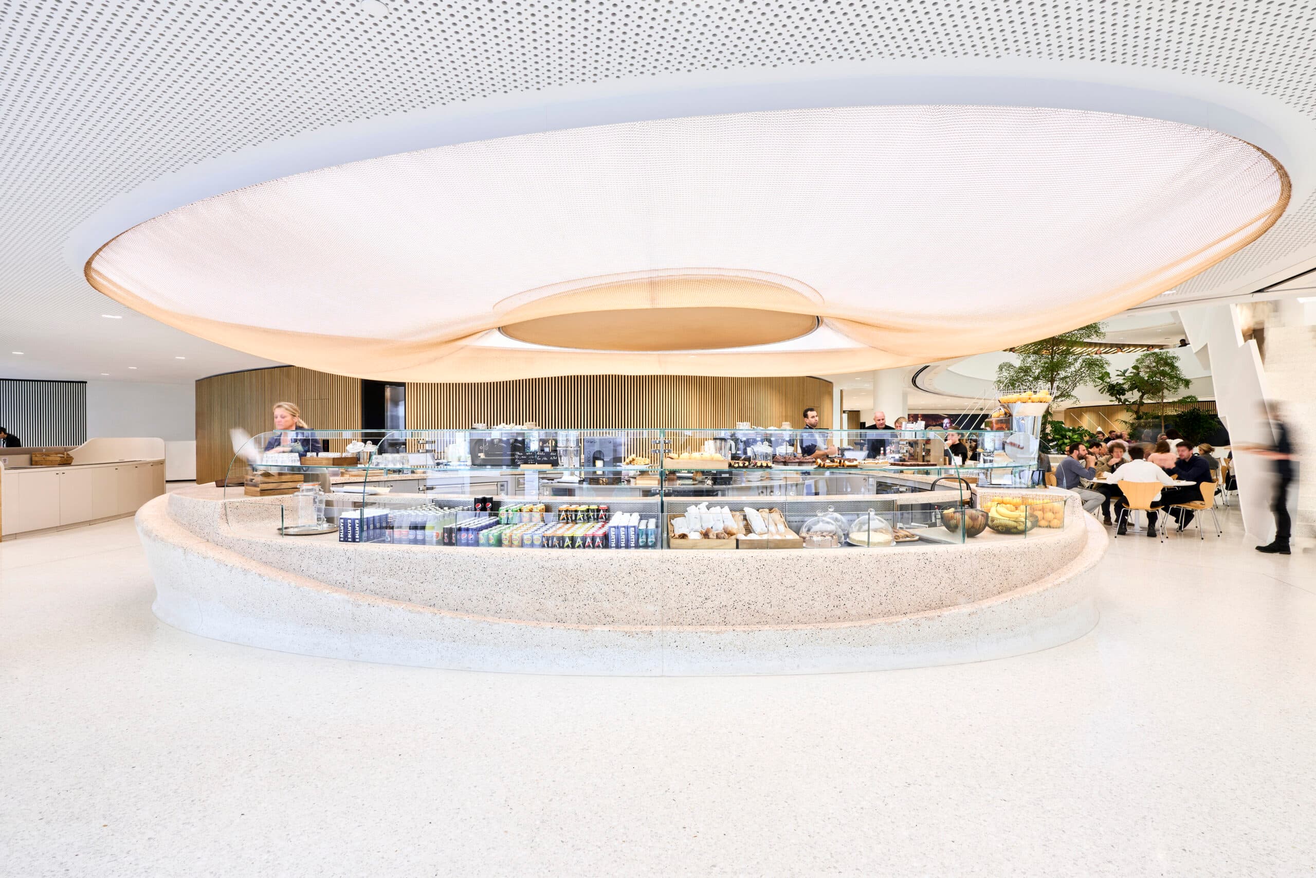Plafond tendu imprimé dans un intérieur commercial