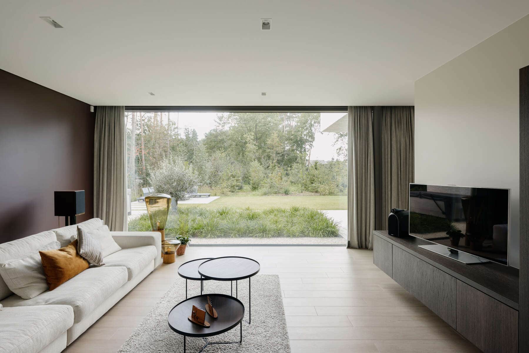 Plafond tendu mat et sans soudure dans un salon moderne