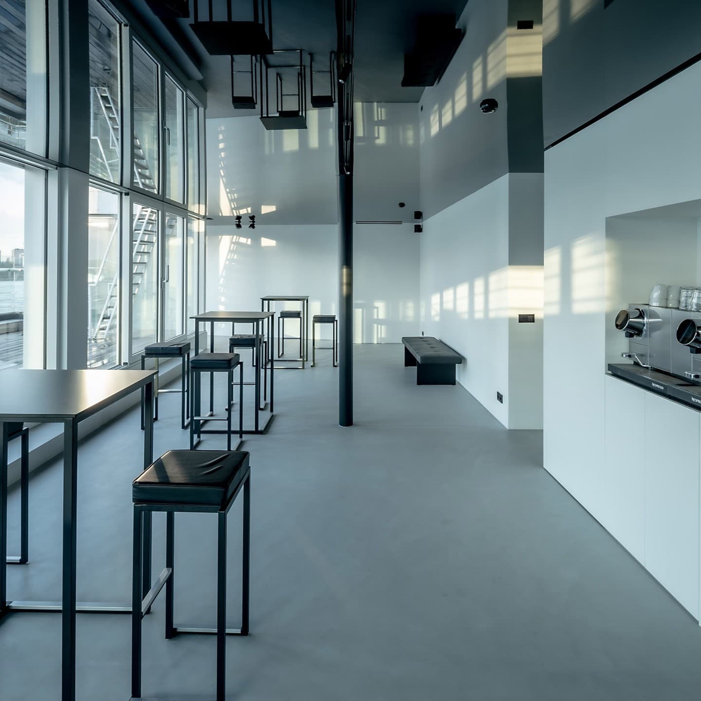 Plafond tendu PVC laqué reflétant une cuisine moderne