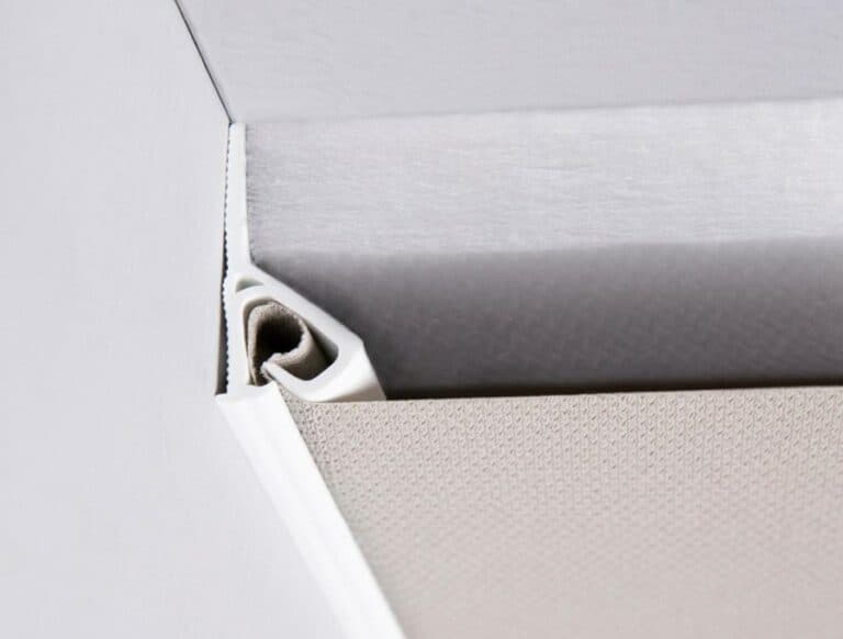 Plafond tendu blanc impeccable dans un intérieur fini