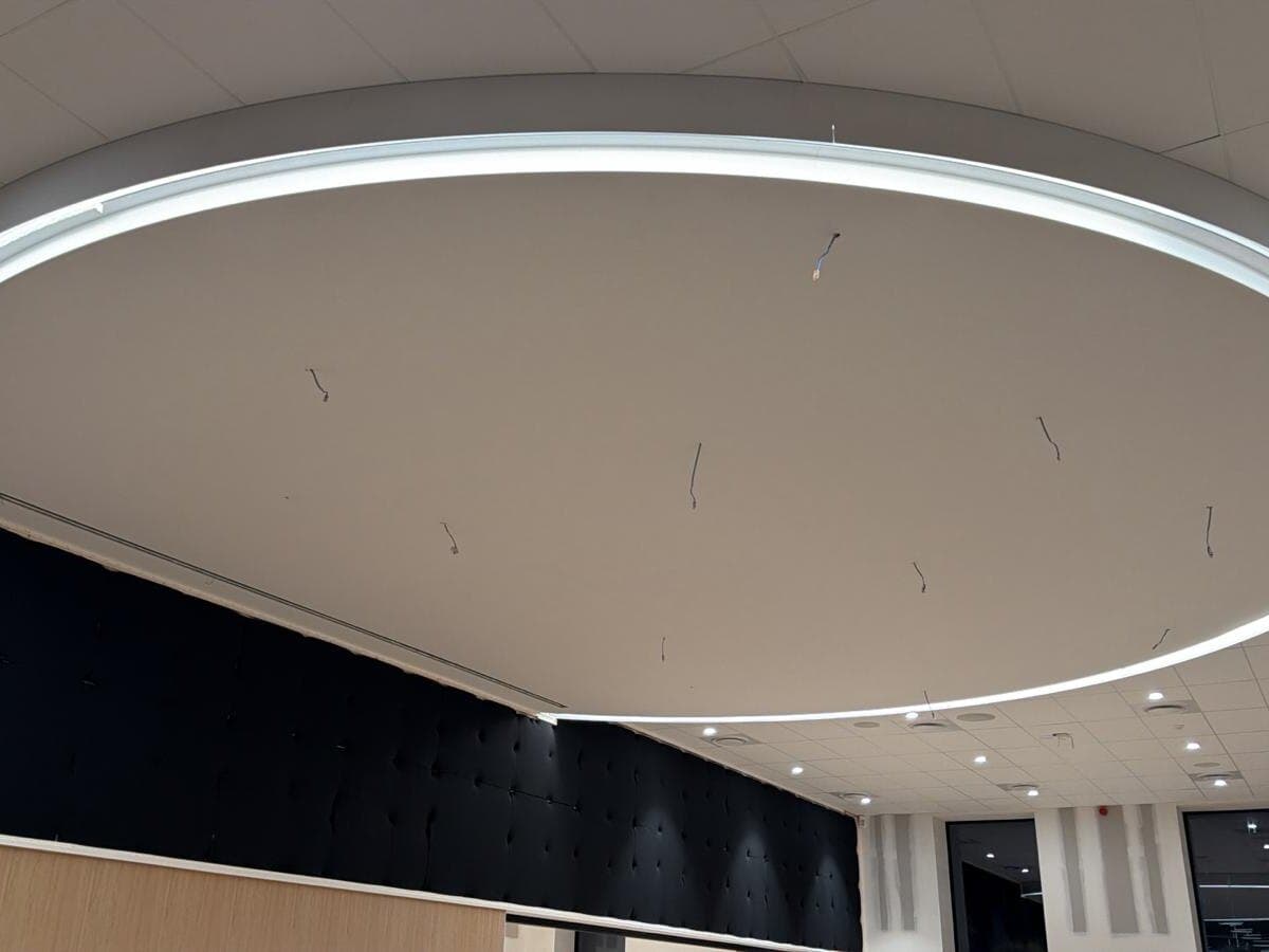 Plafond flottant à corniche — installed and finished