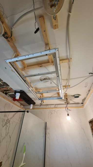 voorbereiding voor montage Infrarood plafondpaneel in spanplafond
